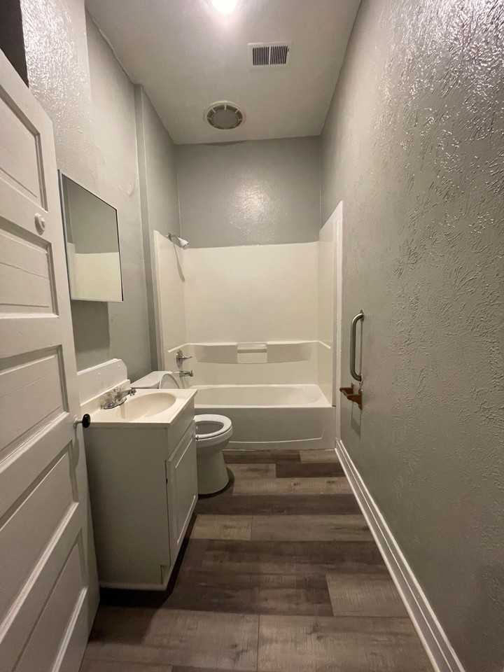 117 E Streicher St - Photo 7 of 9
