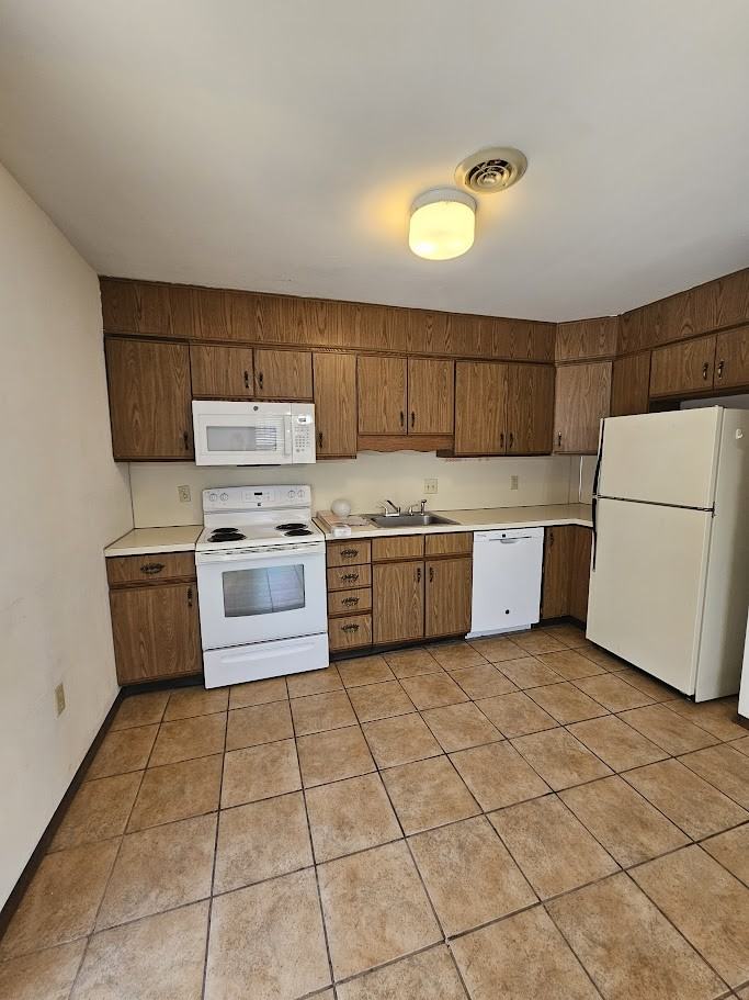 915 Southgate Dr #13 - Photo 3 of 21