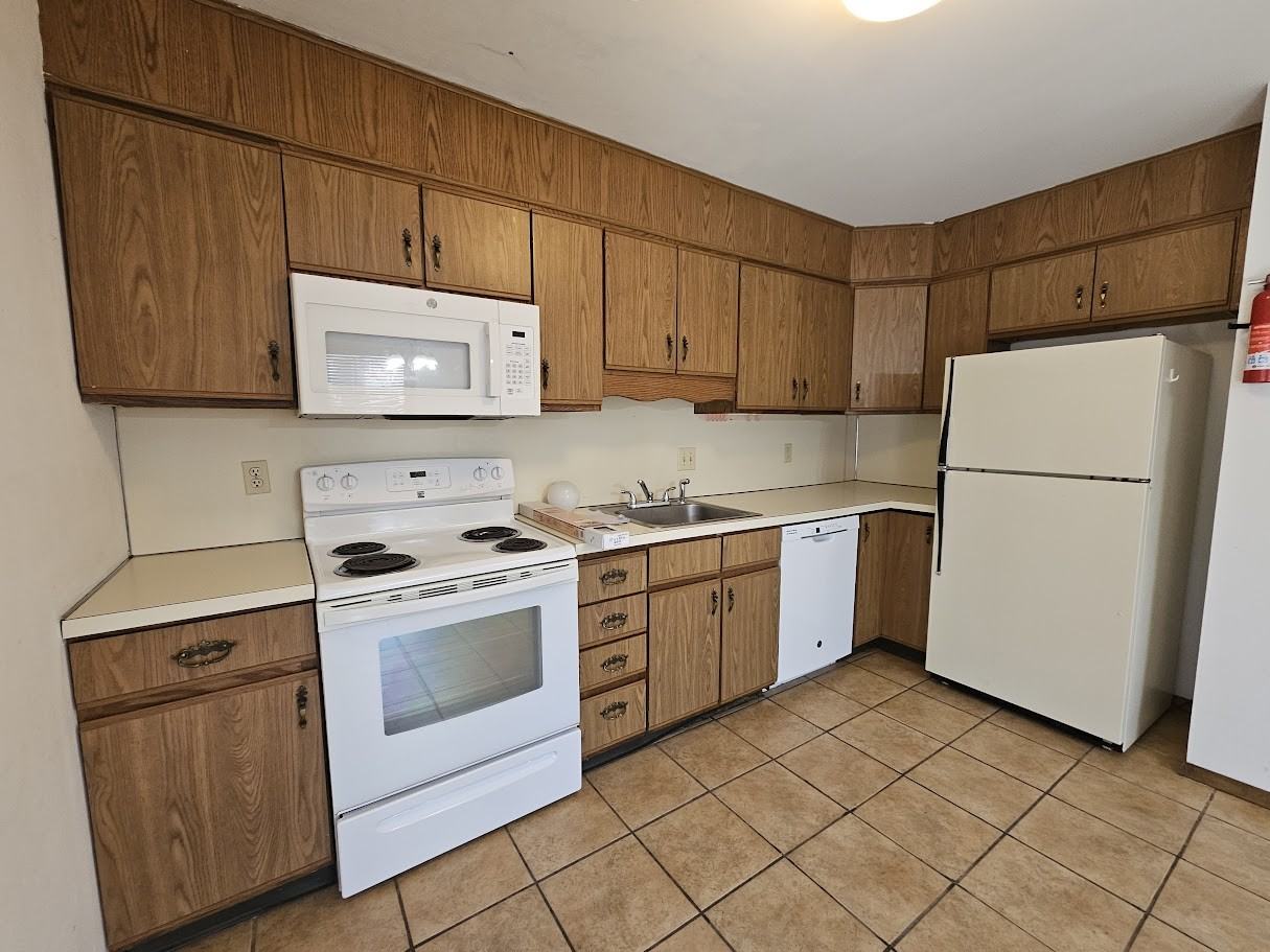 915 Southgate Dr #13 - Photo 7 of 21