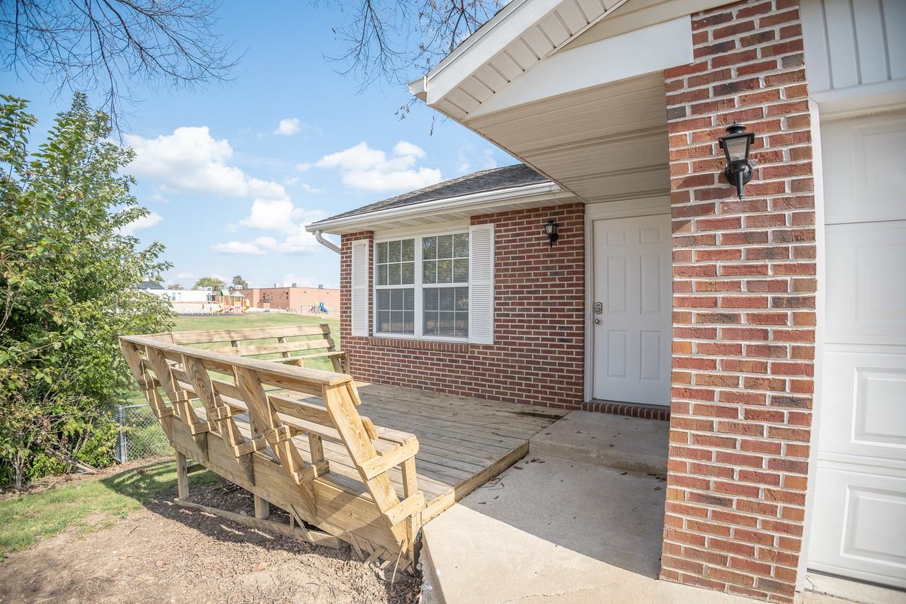 325 S Summit Dr #A - Photo 2 of 28