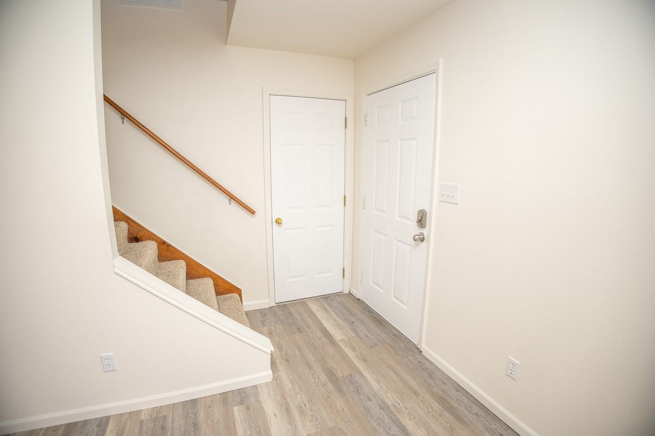 325 S Summit Dr #A - Photo 4 of 28