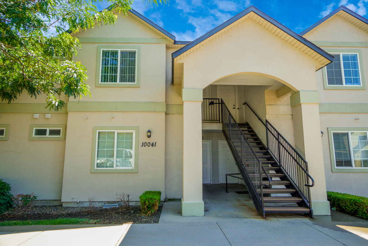 10041 W Garverdale Ln #201 - Photo 3 of 14