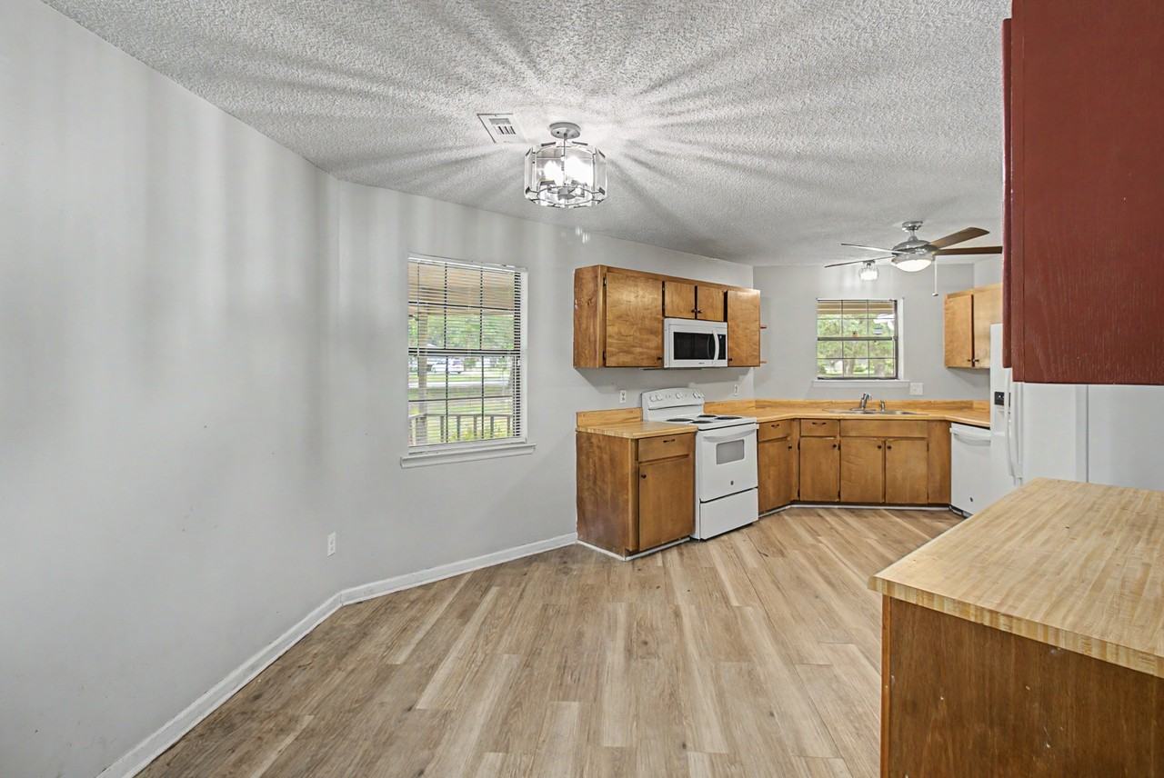 21 Pinewood Ln #1 - Photo 5 of 28