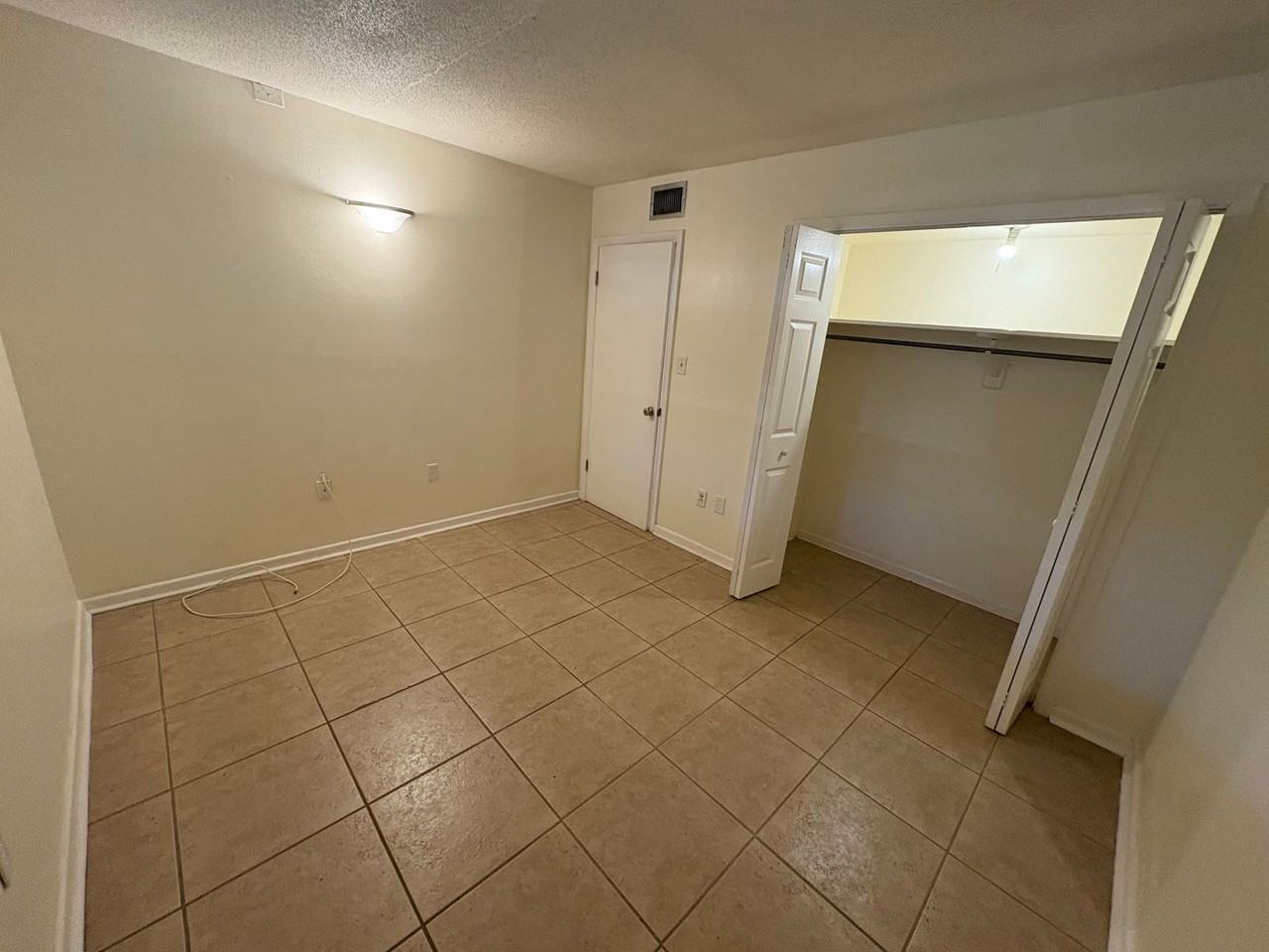 623 N Bay St #5 - Photo 4 of 5