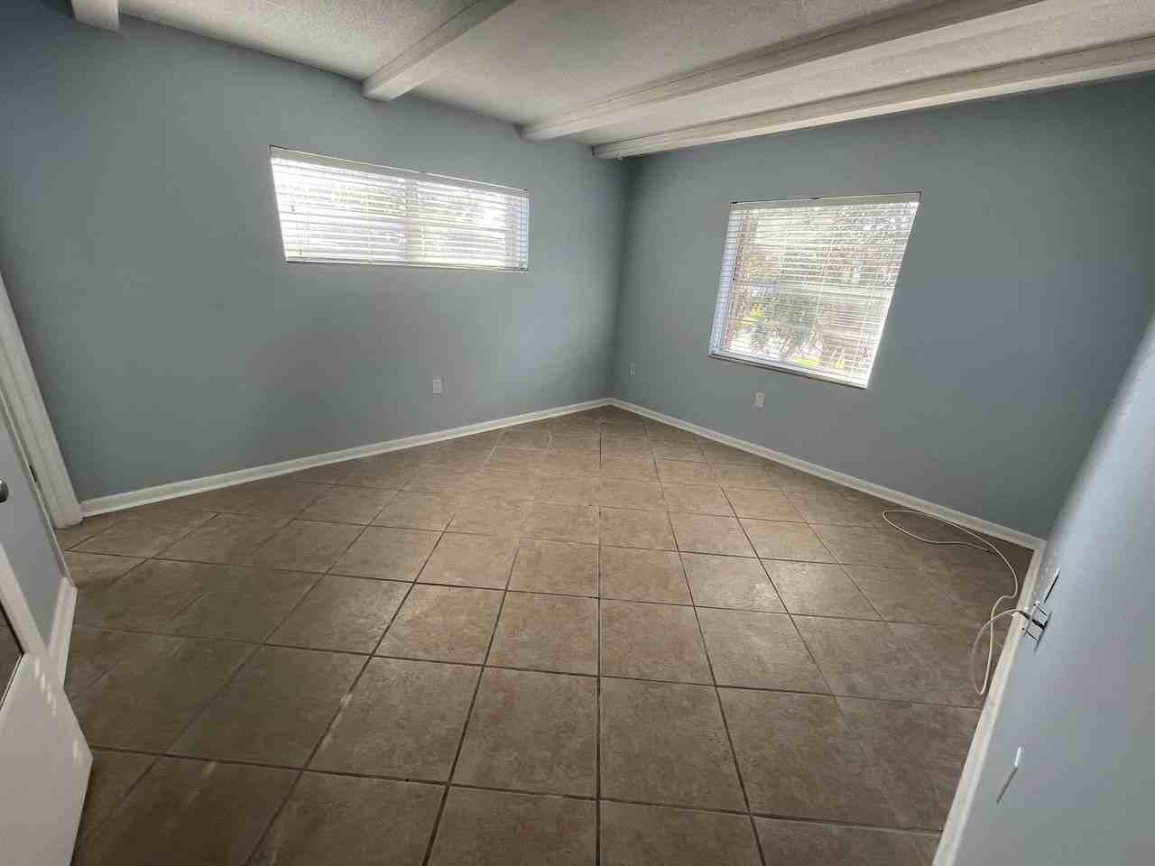 623 N Bay St #17 - Photo 2 of 6