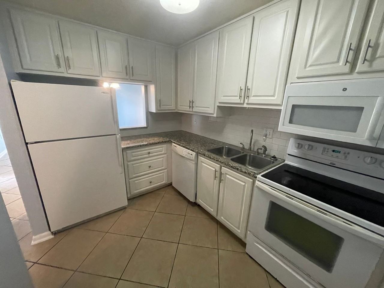 623 N Bay St #17 - Photo 3 of 6