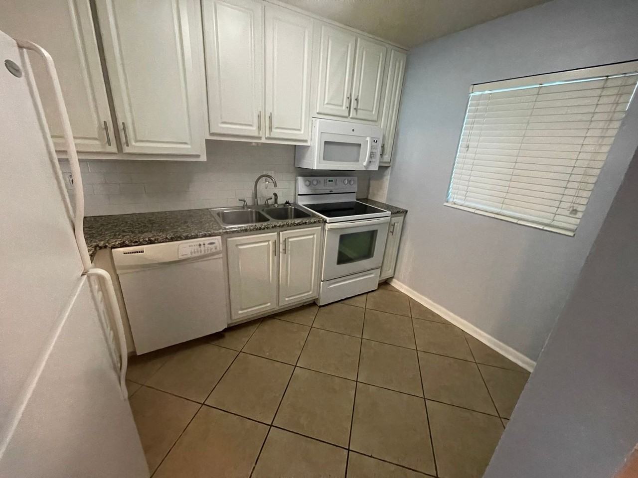 623 N Bay St #17 - Photo 4 of 6