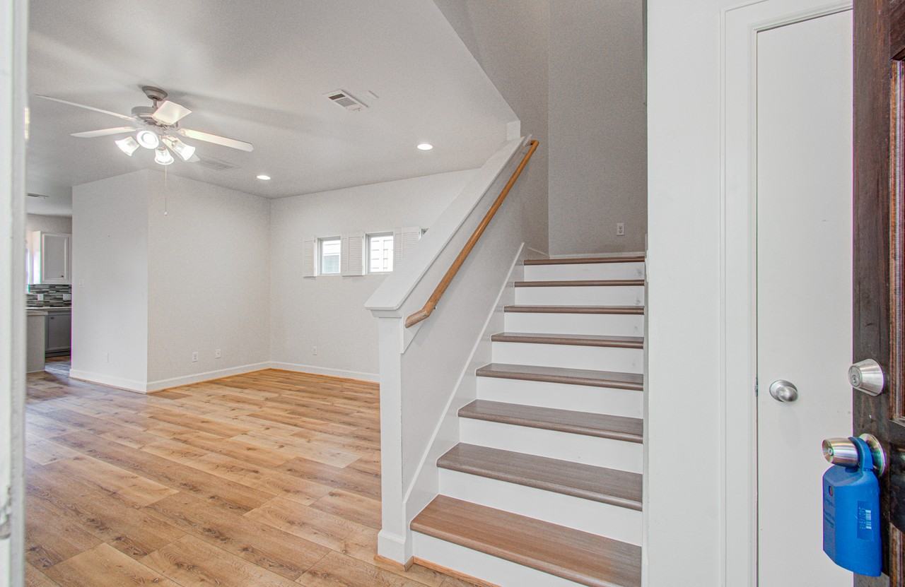 624 E 39th St #1 - Photo 2 of 19