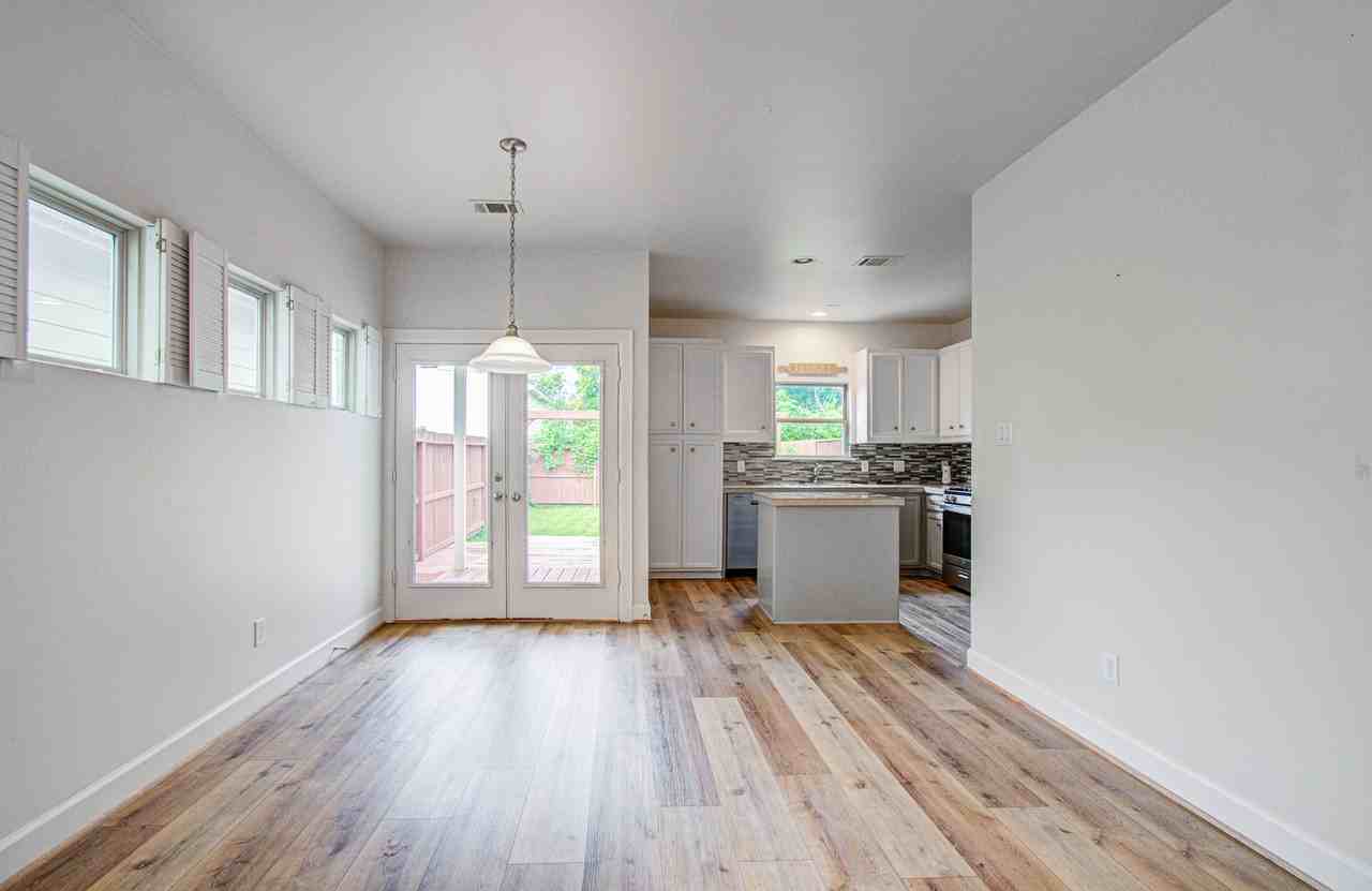 624 E 39th St #1 - Photo 3 of 19