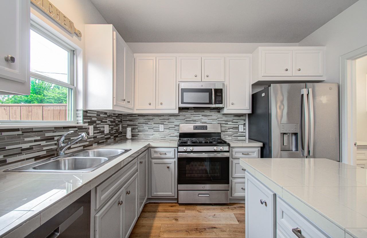 624 E 39th St #1 - Photo 5 of 19