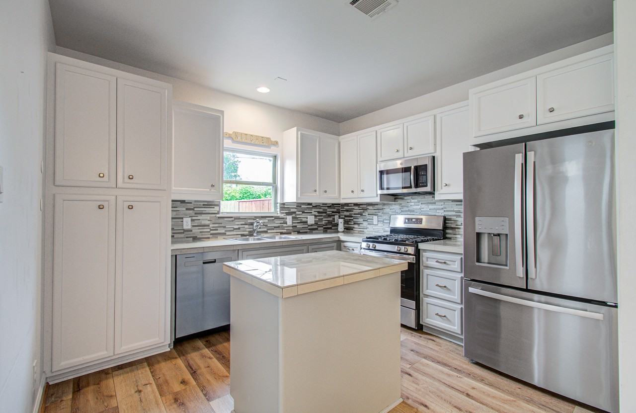 624 E 39th St #1 - Photo 6 of 19