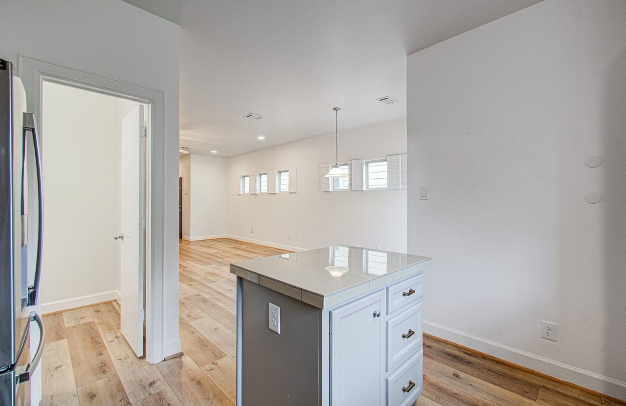 624 E 39th St #1 - Photo 7 of 19