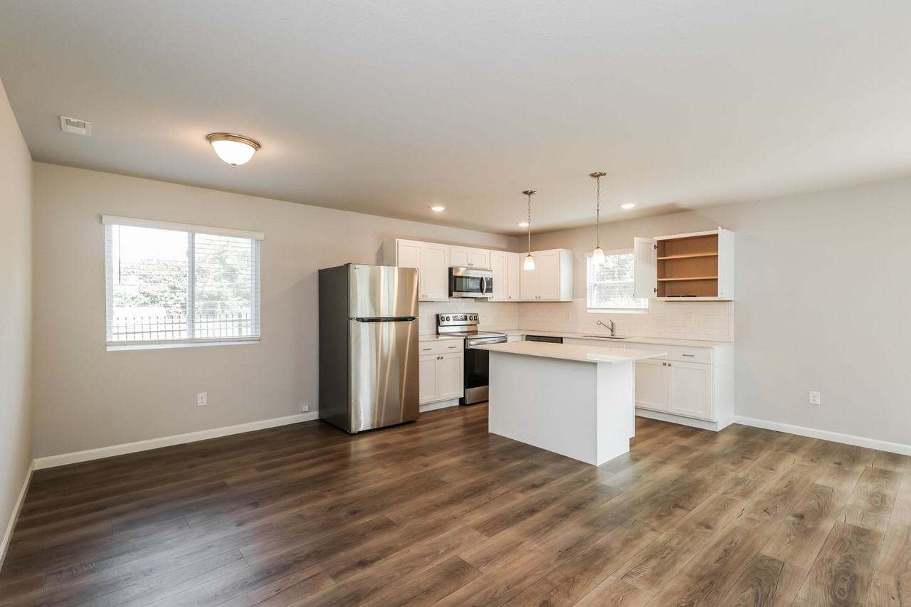 137 W Mason St - Photo 2 of 30
