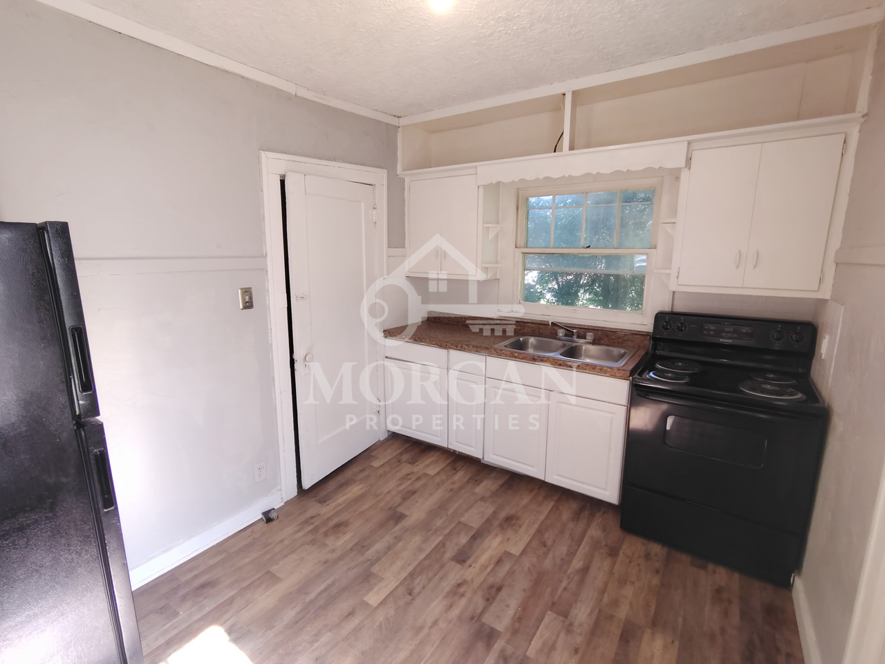 1636 W 10th St - Photo 4 of 8
