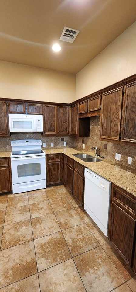 4701 Passion Flower Blvd Apt B - Photo 5 of 17