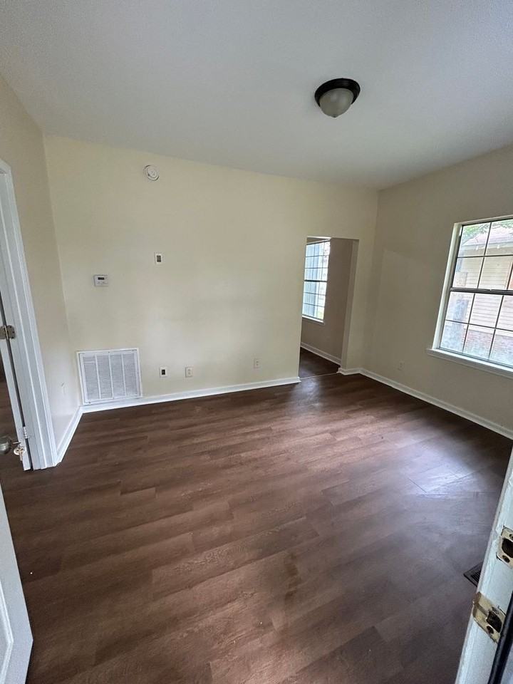 2204 Valmar St - Photo 4 of 12