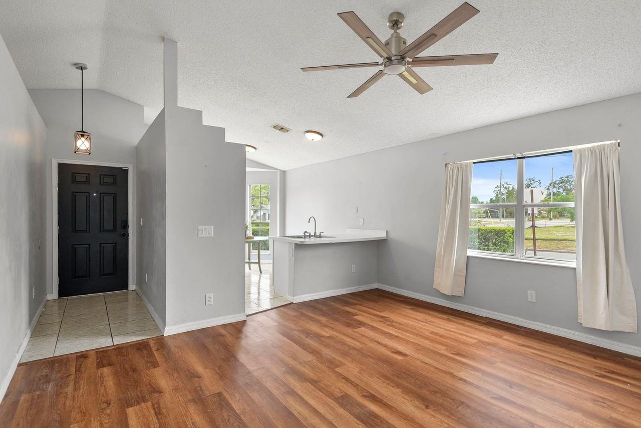 301 S Capen Ave - Photo 4 of 26