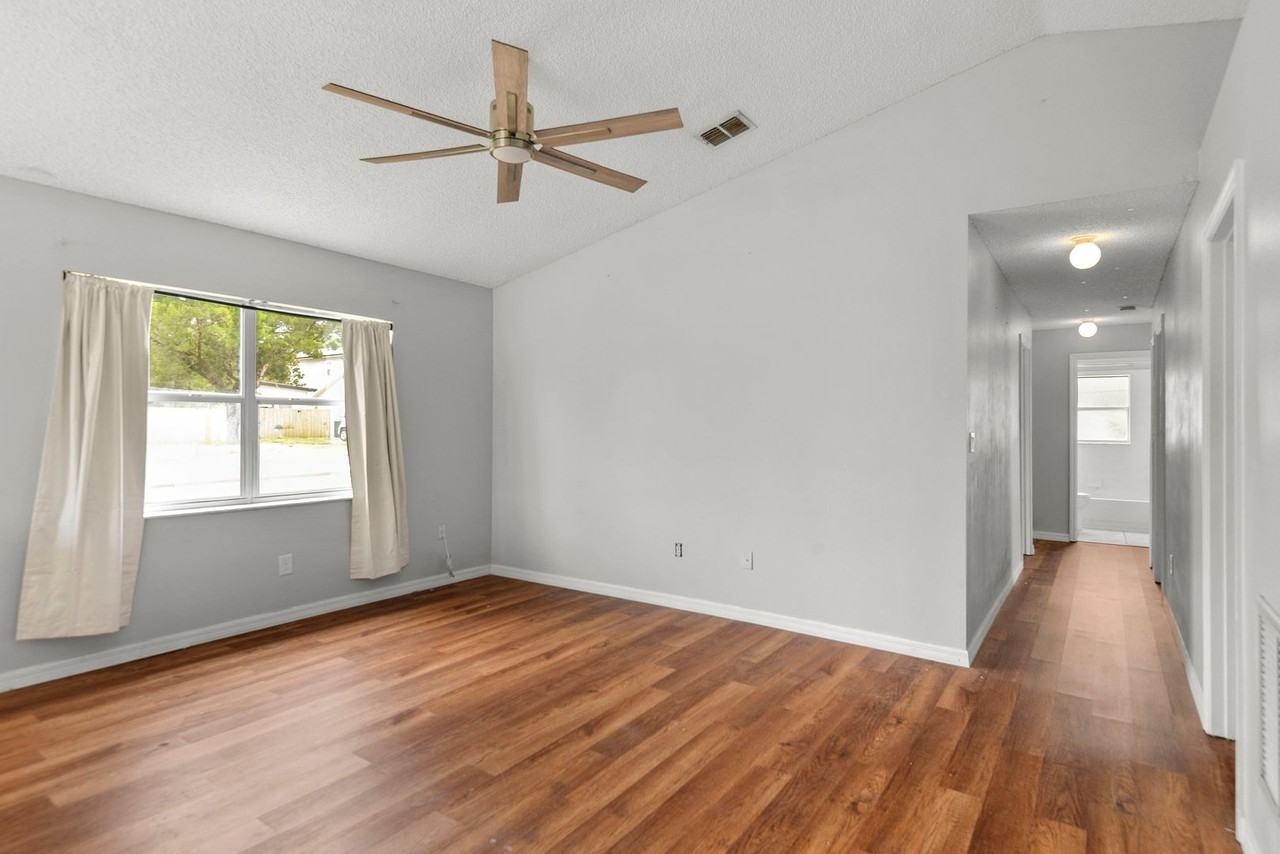 301 S Capen Ave - Photo 5 of 26