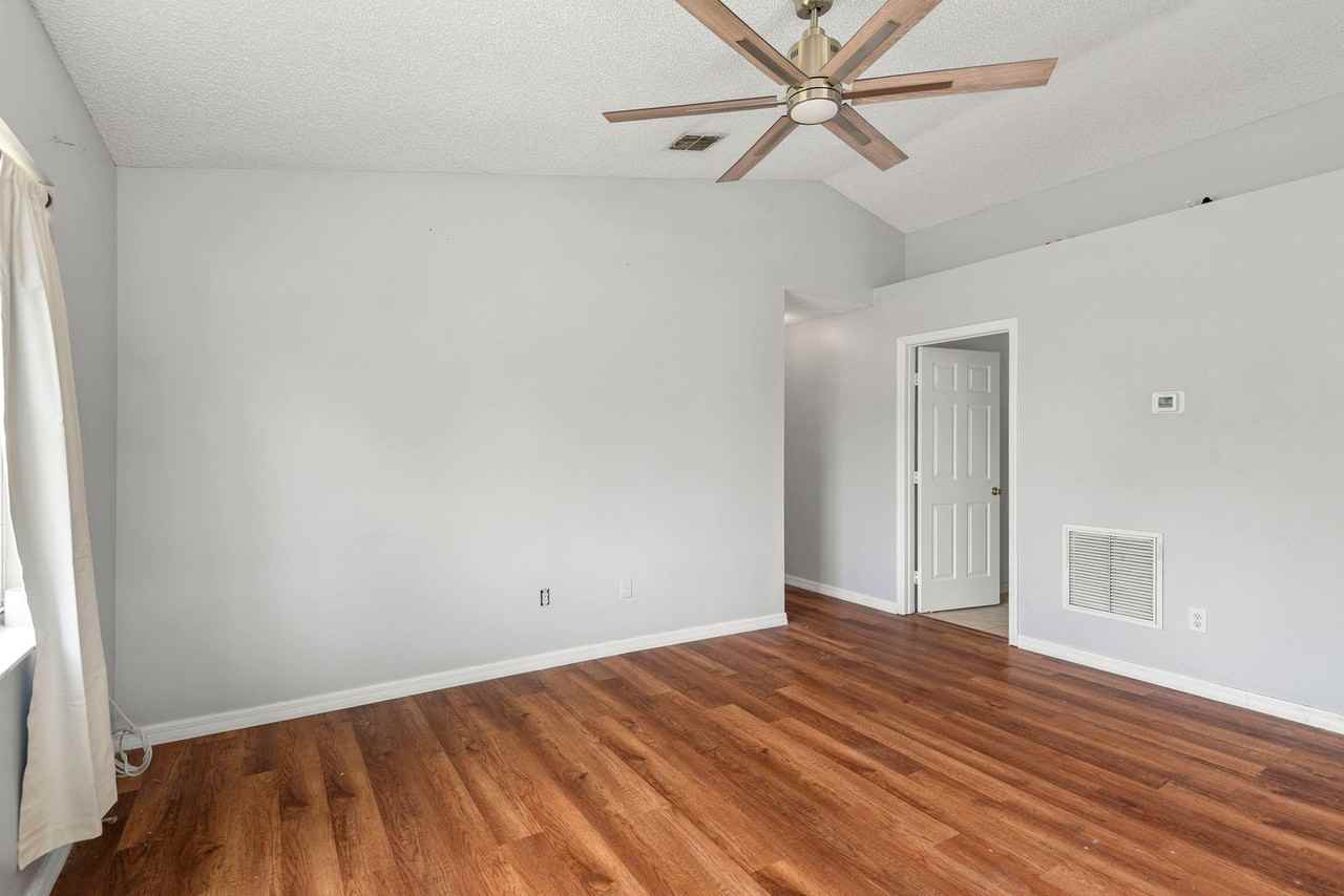 301 S Capen Ave - Photo 6 of 26