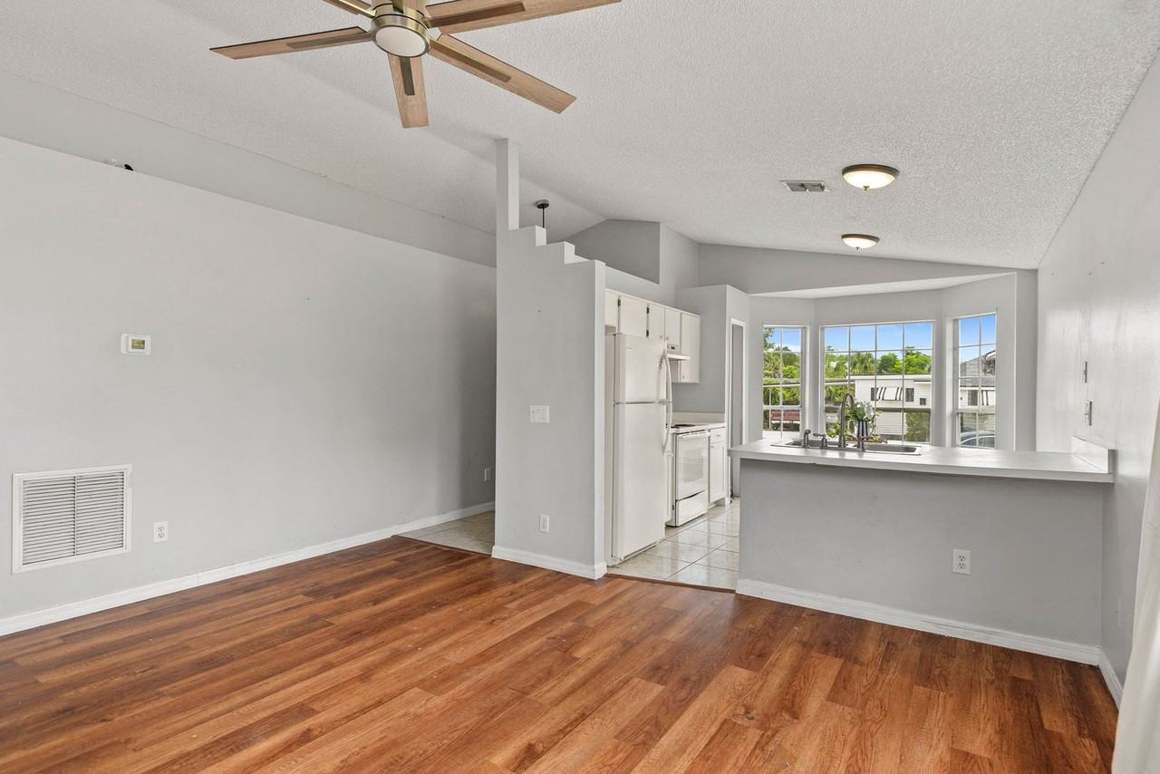 301 S Capen Ave - Photo 7 of 26