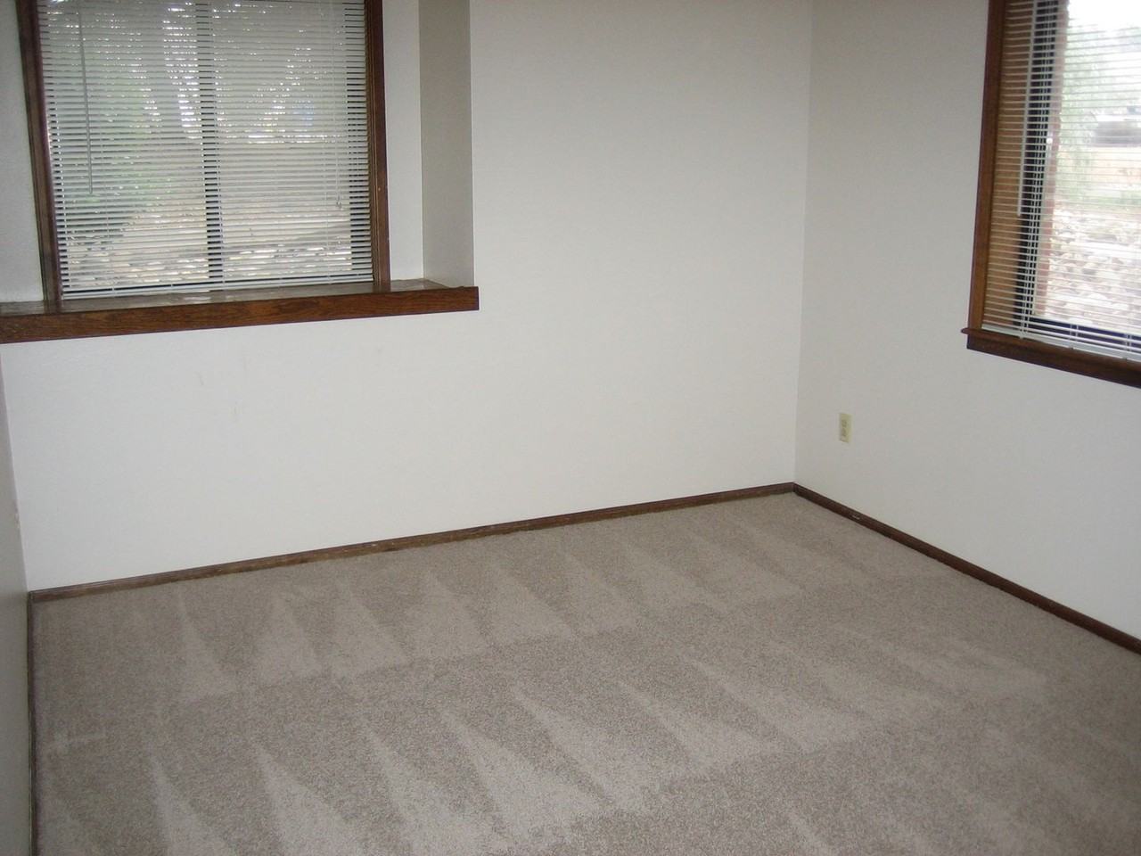 1919 Centennial Dr - Photo 6 of 11