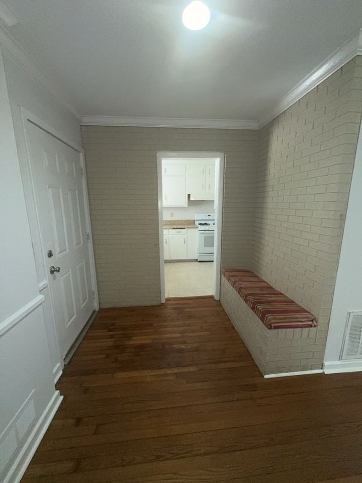 380 Victoria Dr - Photo 2 of 15
