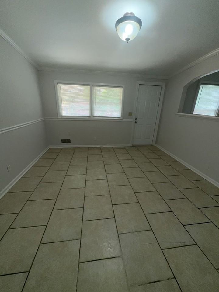 380 Victoria Dr - Photo 4 of 15