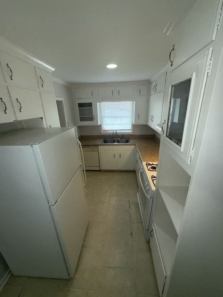 380 Victoria Dr - Photo 5 of 15