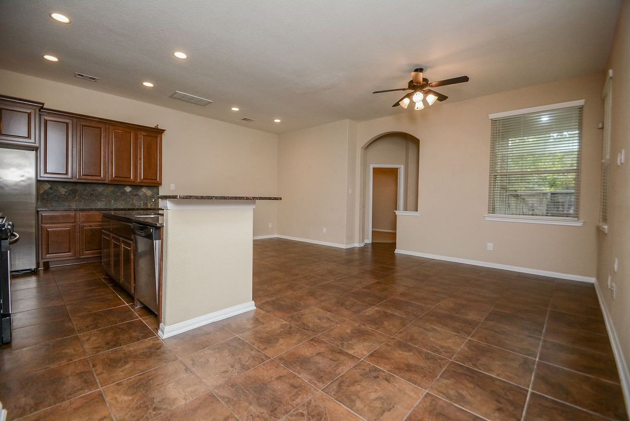 22 Cheswood Manor Dr - Photo 5 of 33