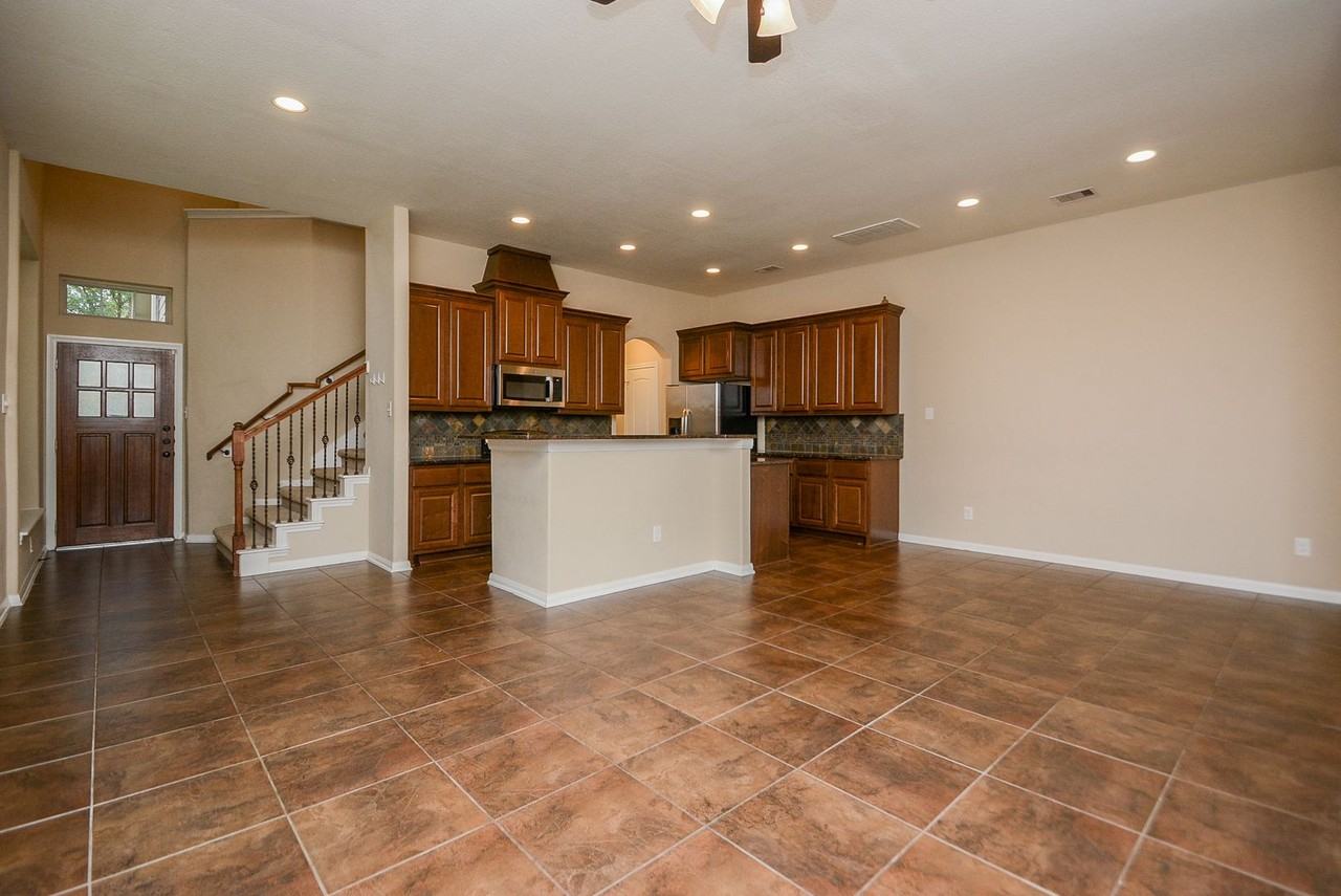 22 Cheswood Manor Dr - Photo 7 of 33