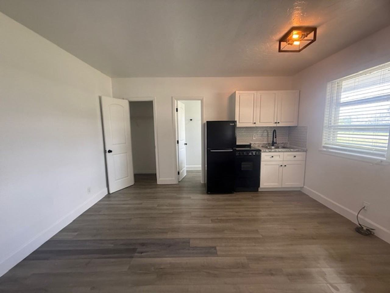 $995 Sec dep special with IN UNIT LAUNDRY in select units in EAST BOCA - Photo 5 of 8