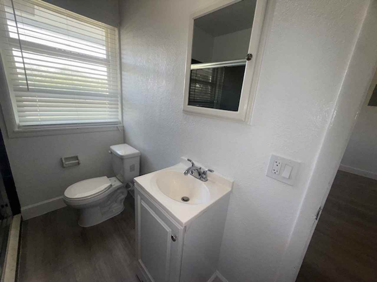 $995 Sec dep special with IN UNIT LAUNDRY in select units in EAST BOCA - Photo 6 of 8