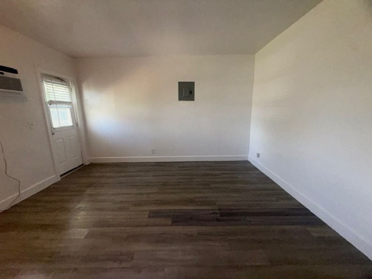 $995 Sec dep special with IN UNIT LAUNDRY in select units in EAST BOCA - Photo 7 of 8
