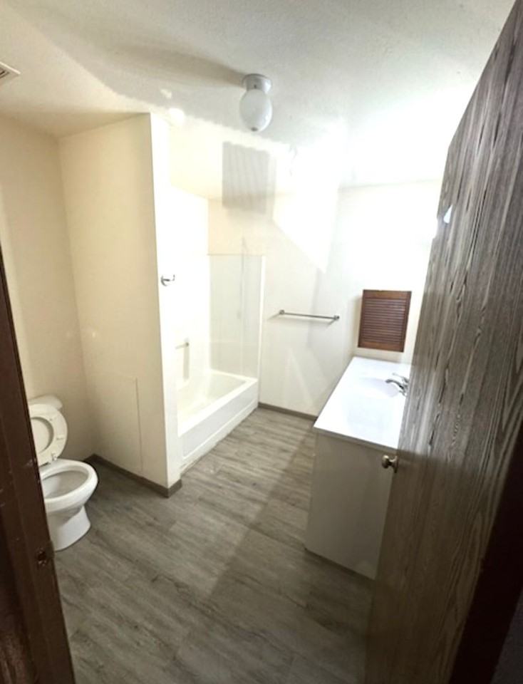 Camp Douglas Apts - Photo 4 of 20