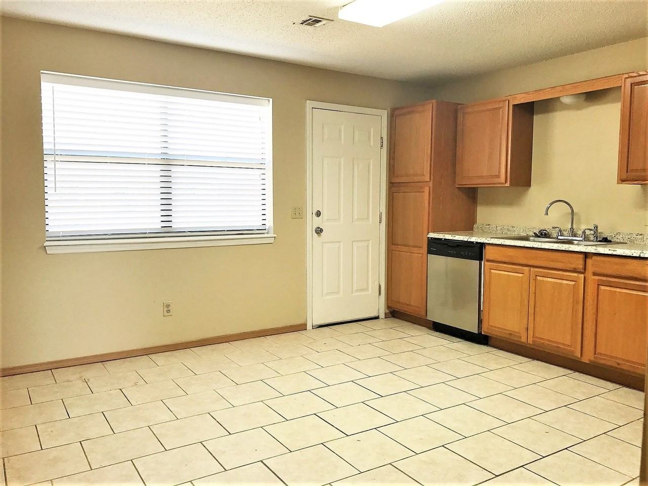 1121 S 26th St - Photo 4 of 10