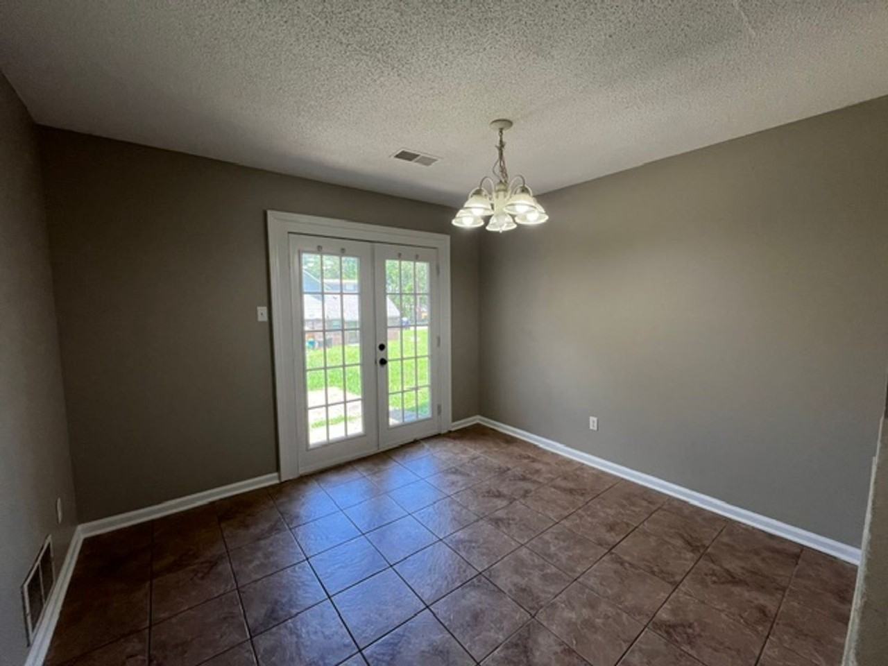 1608 Joy Blvd - Photo 4 of 11