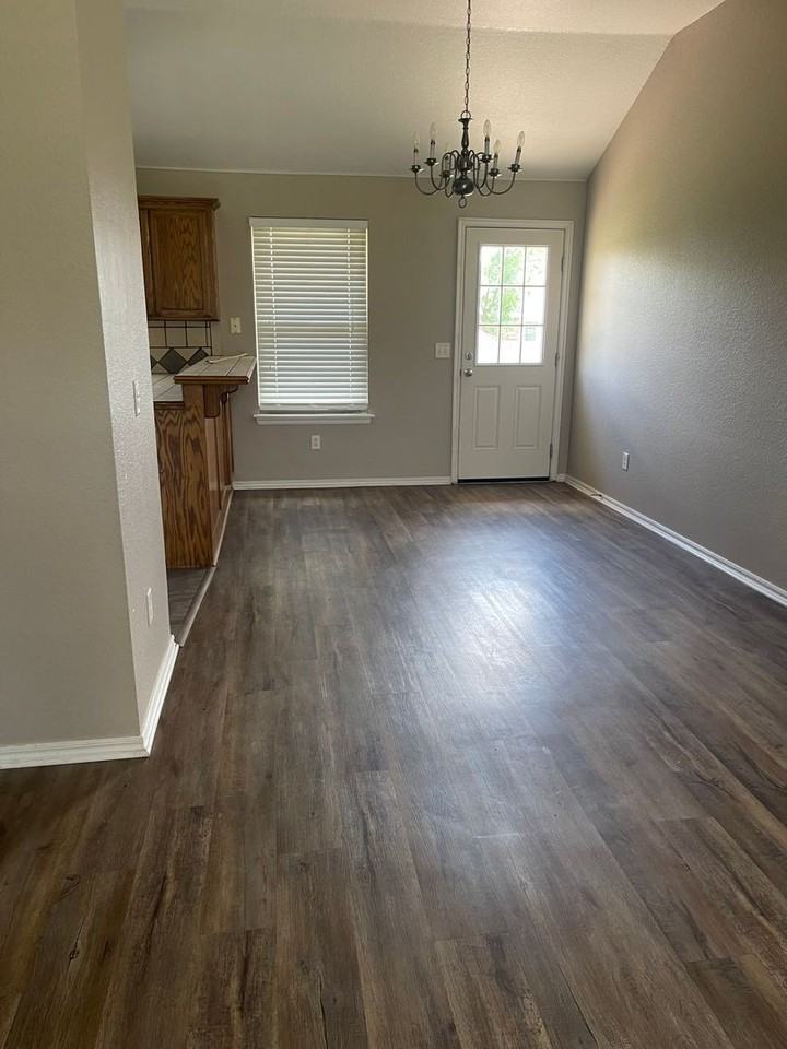 1118 Barbary Dr - Photo 4 of 8