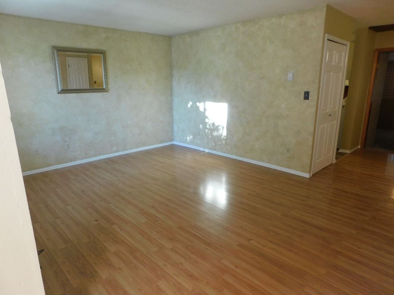 563 E Good Hope Cir #E - Photo 2 of 12