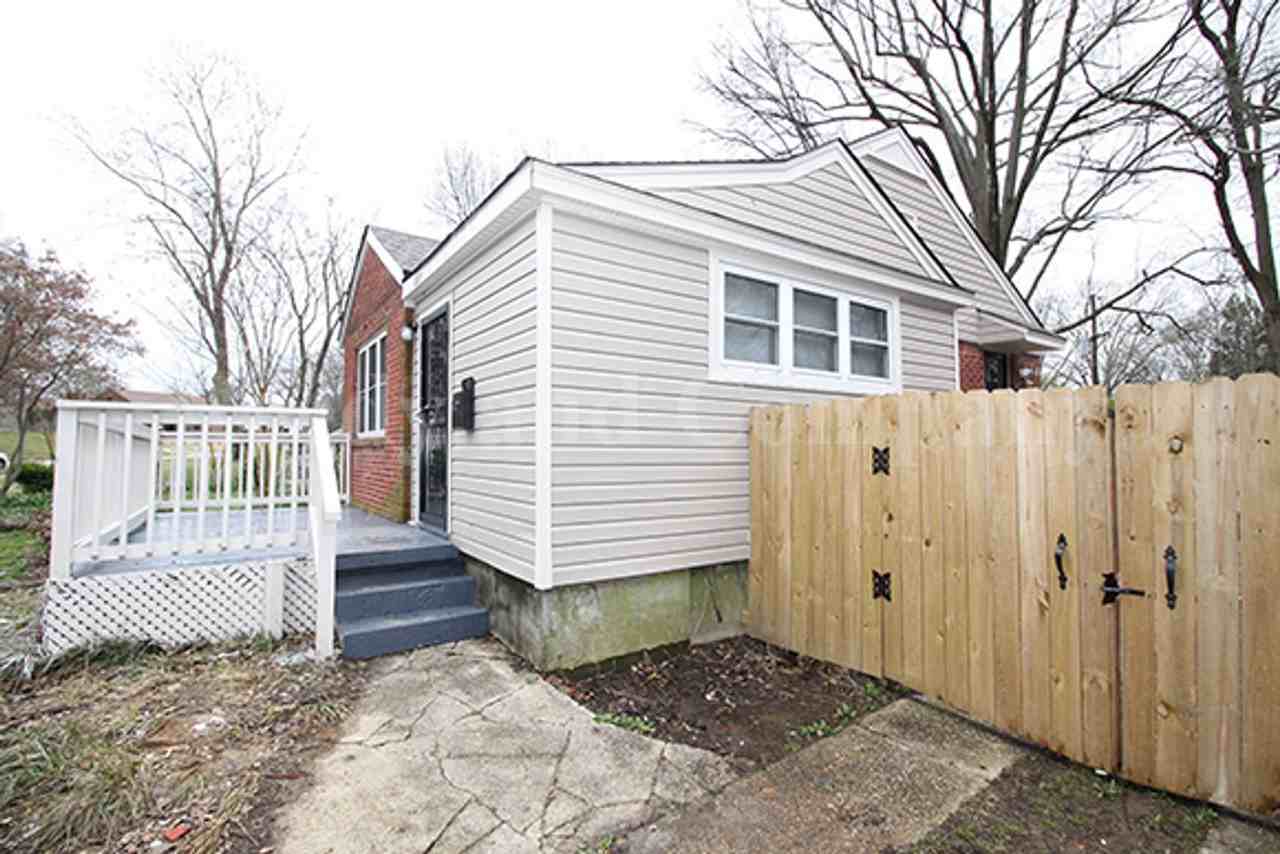 1023 Waring Rd - Photo 4 of 22