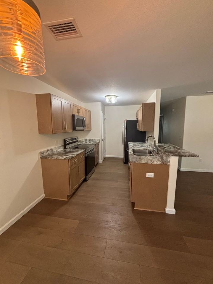 1379 Stratford Ave - Photo 2 of 20