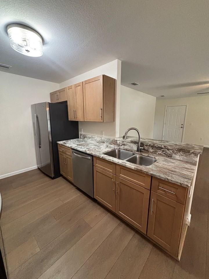 1379 Stratford Ave - Photo 4 of 20