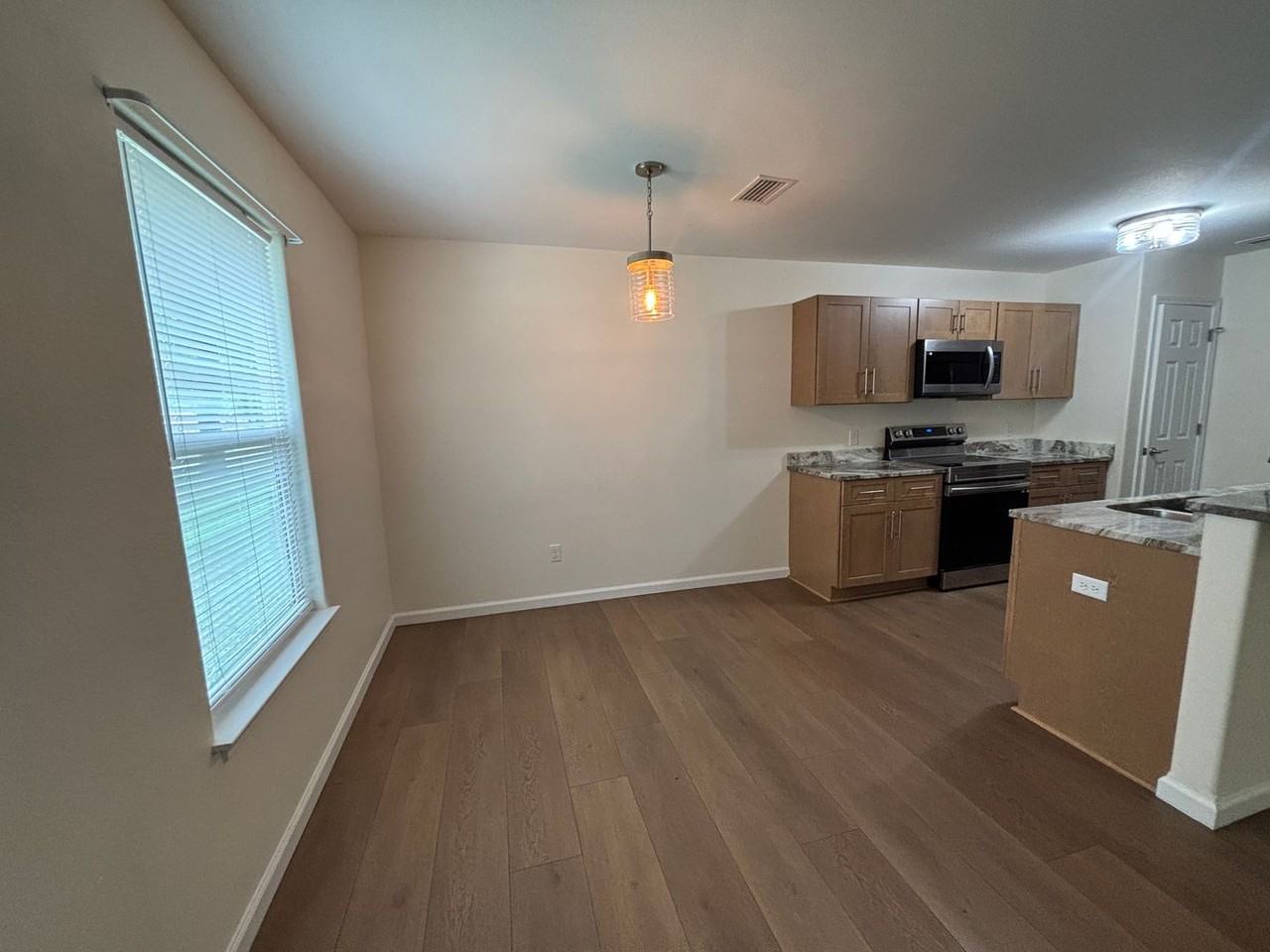 1379 Stratford Ave - Photo 5 of 20
