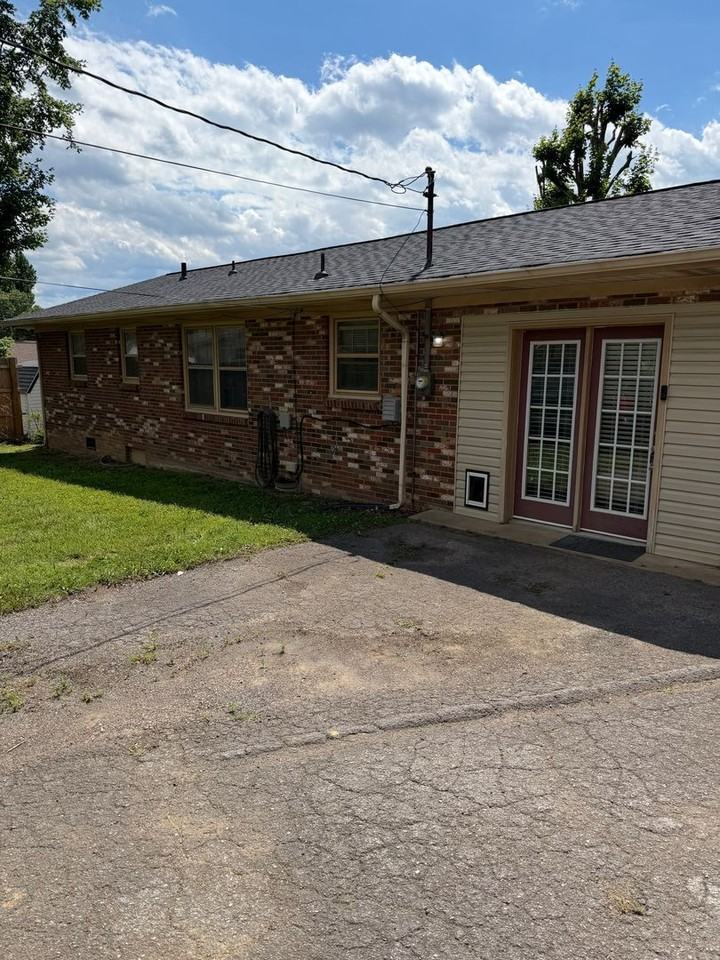 202 Pleasant Hill Dr - Photo 2 of 25