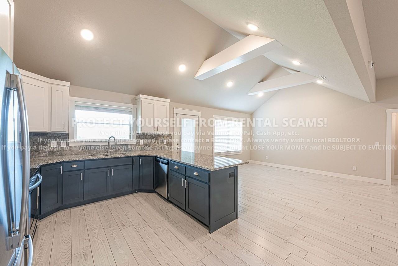 313 N Tacoma St - Photo 7 of 19
