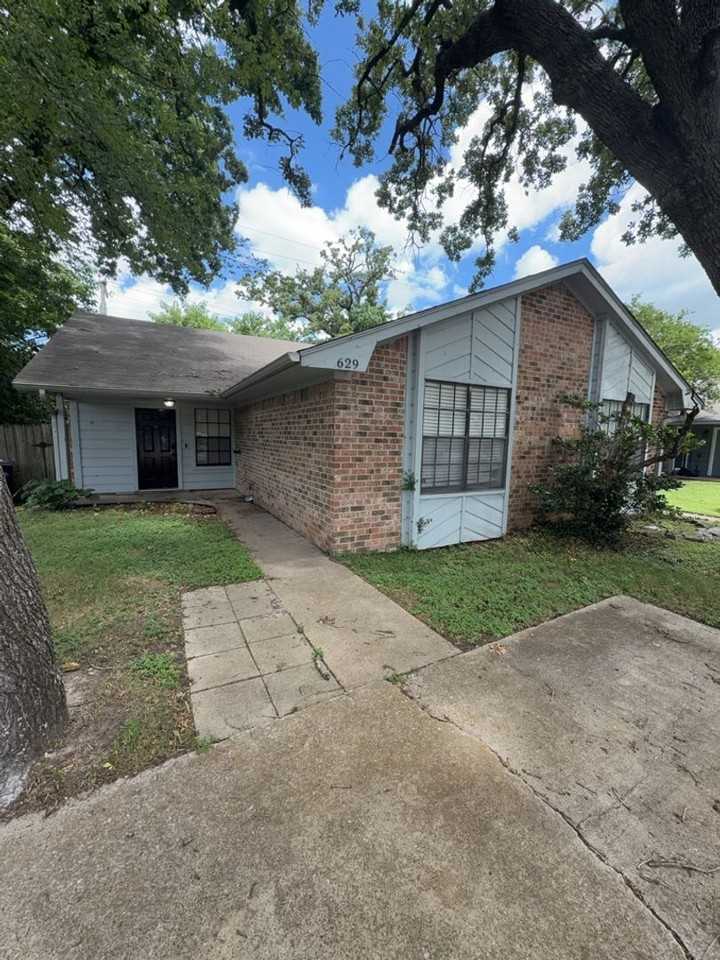 629 W Ridge Dr - Photo 2 of 16