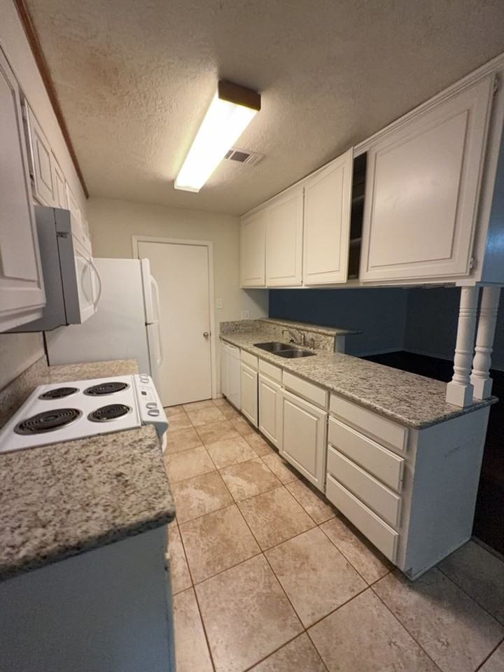 629 W Ridge Dr - Photo 3 of 16