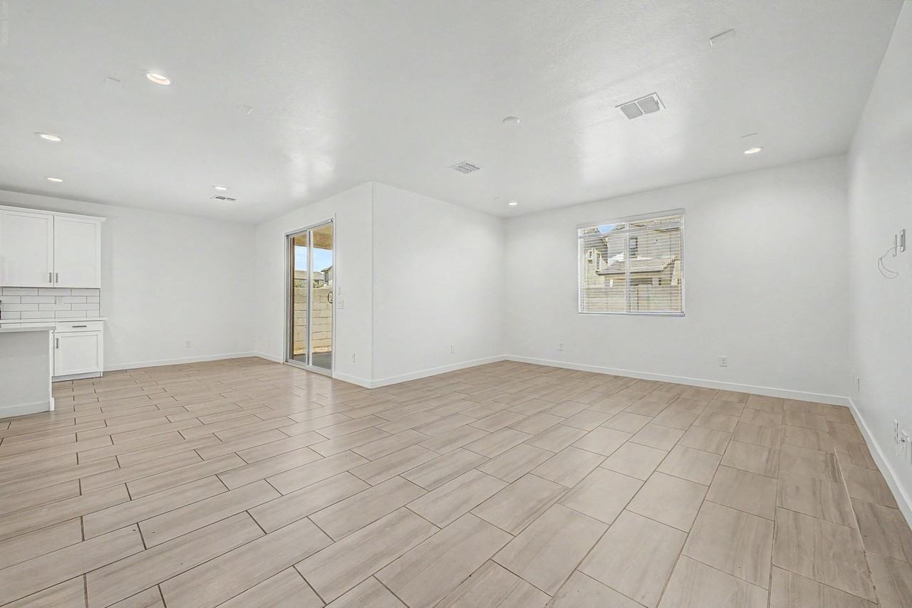 10984 W Pierce St - Photo 7 of 38