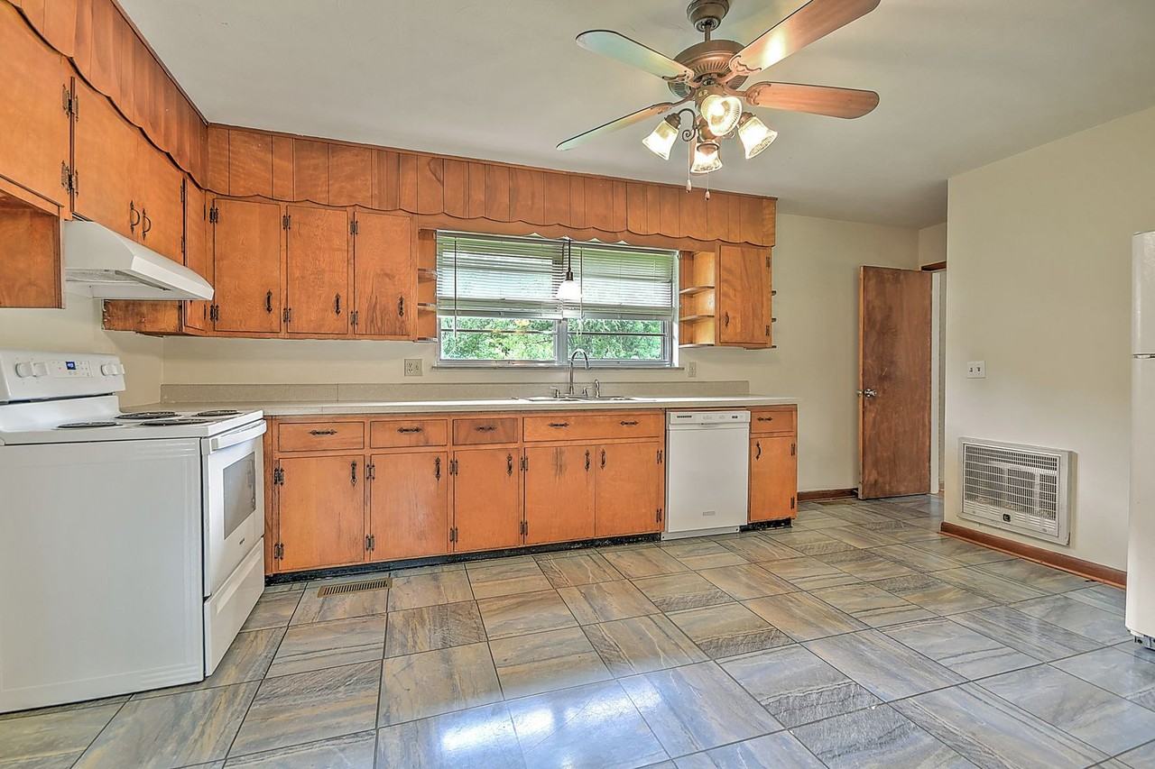 945 Bishop Loop - Photo 3 of 25