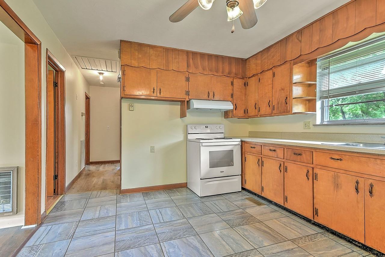 945 Bishop Loop - Photo 5 of 25