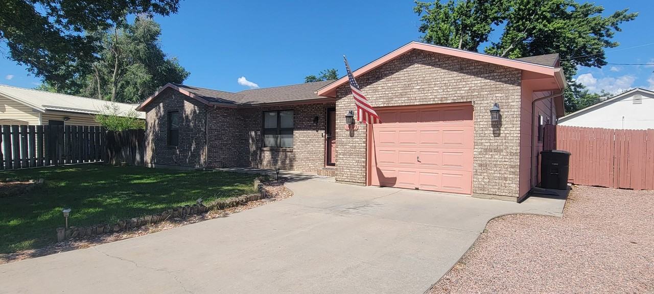 1003 Apple Ln - Photo 2 of 26